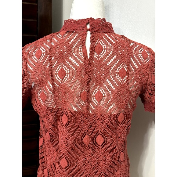 Zara Womens Blouse Red Geometric Short Sleeve Mock Neck Keyhole Crochet M - Picture 5 of 7